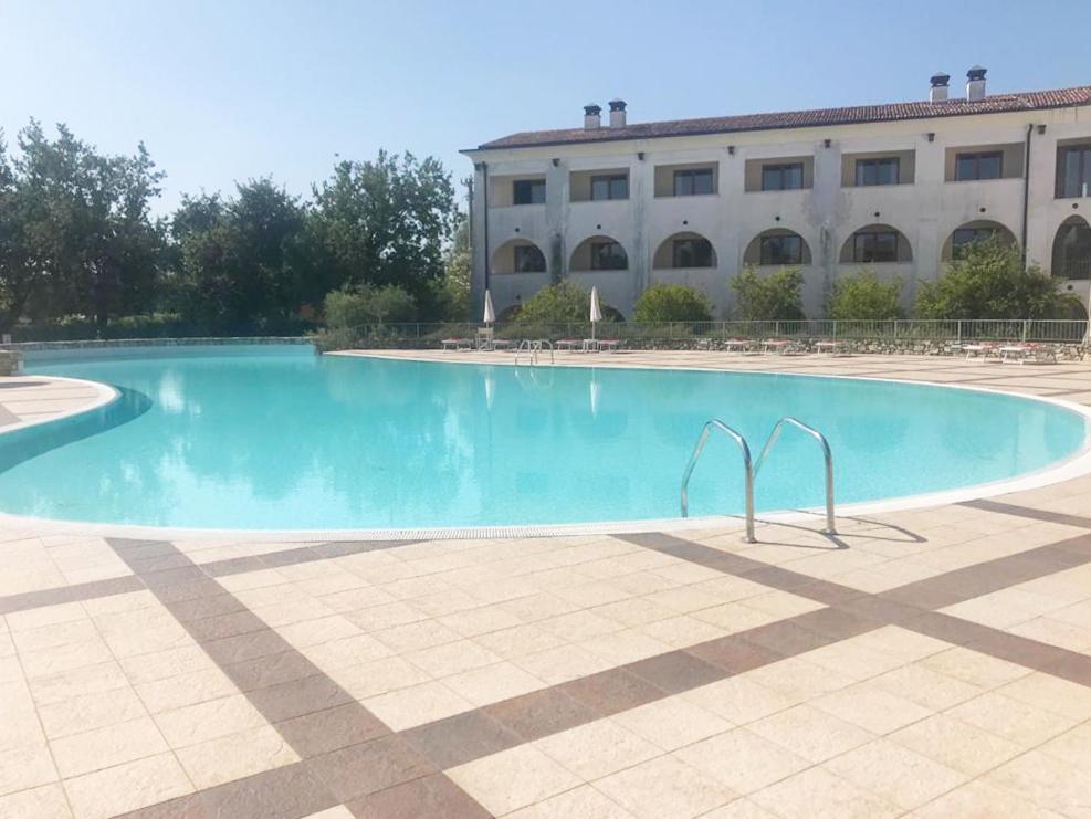 The Flowers - Apartments With Private Garden In Residence With Pool مانربا ديل جاردا المظهر الخارجي الصورة
