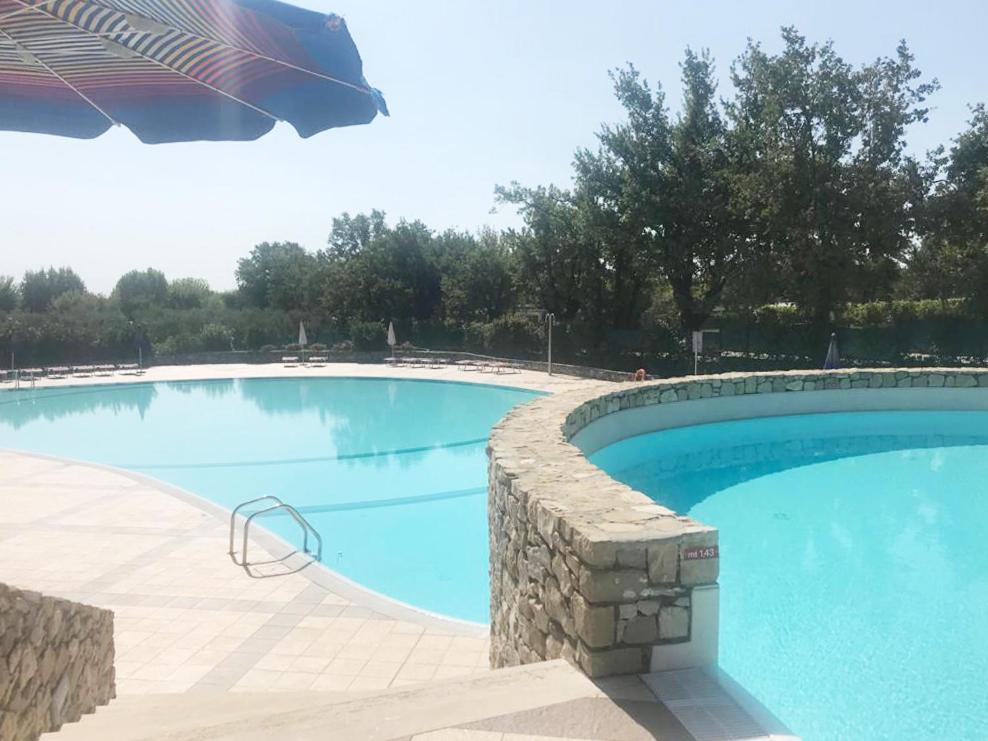 The Flowers - Apartments With Private Garden In Residence With Pool مانربا ديل جاردا المظهر الخارجي الصورة