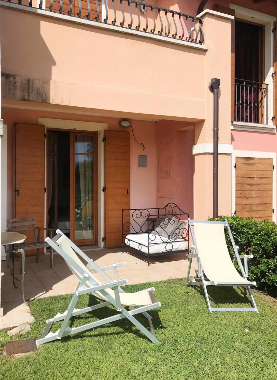 The Flowers - Apartments With Private Garden In Residence With Pool مانربا ديل جاردا المظهر الخارجي الصورة