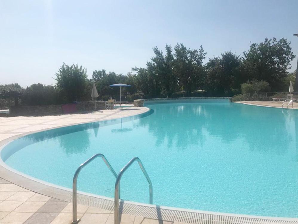 The Flowers - Apartments With Private Garden In Residence With Pool مانربا ديل جاردا المظهر الخارجي الصورة