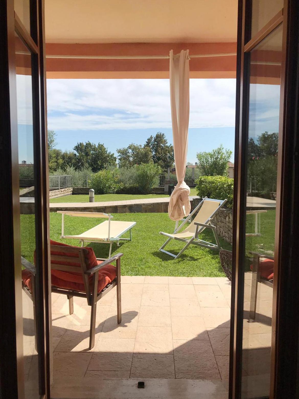 The Flowers - Apartments With Private Garden In Residence With Pool مانربا ديل جاردا المظهر الخارجي الصورة