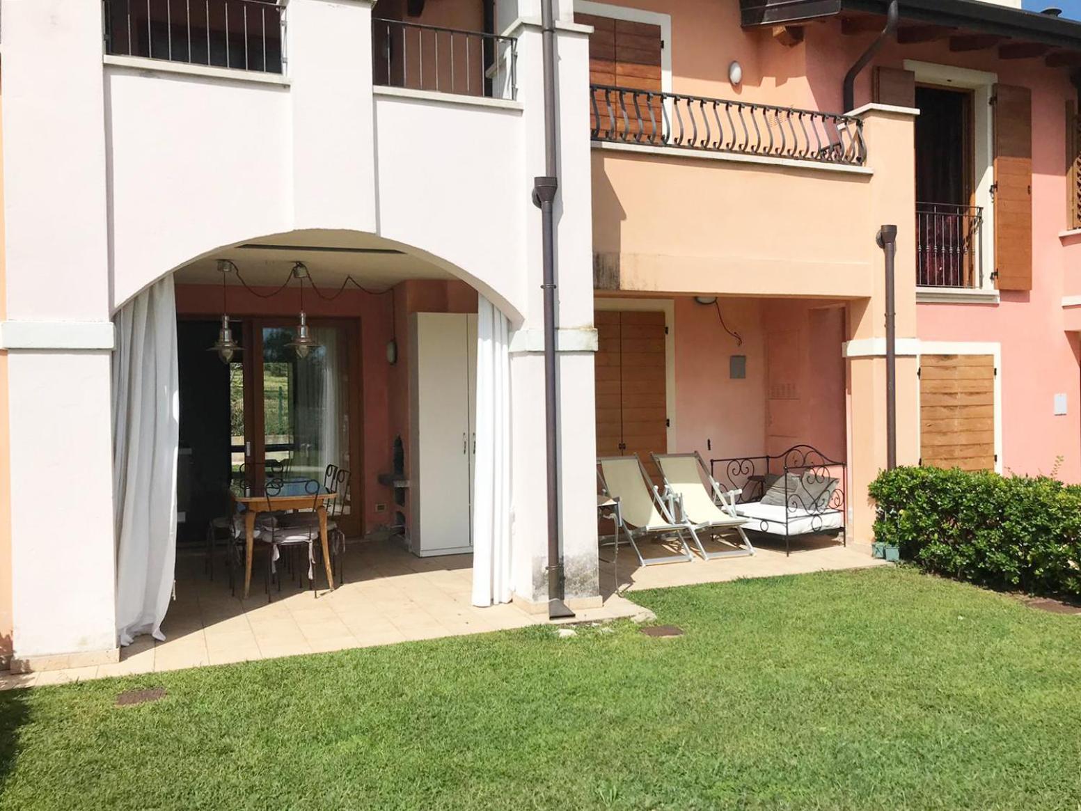 The Flowers - Apartments With Private Garden In Residence With Pool مانربا ديل جاردا المظهر الخارجي الصورة